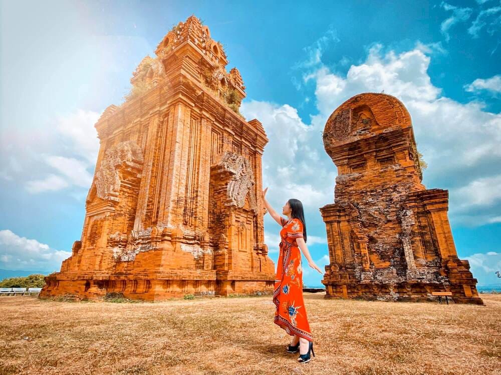Du khách tham quan và chụp ảnh lưu niệm